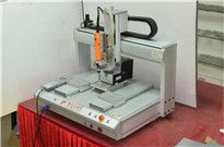 <b>根據需求訂制的自動打螺絲機，一機抵十數人</b>